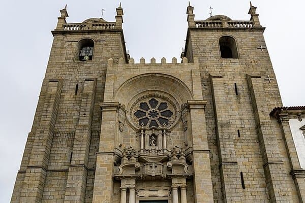 La-Cathedrale-de-Porto-Portugal