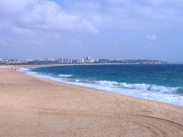 Fai-un-bagno-nella-praia-de-Alvor