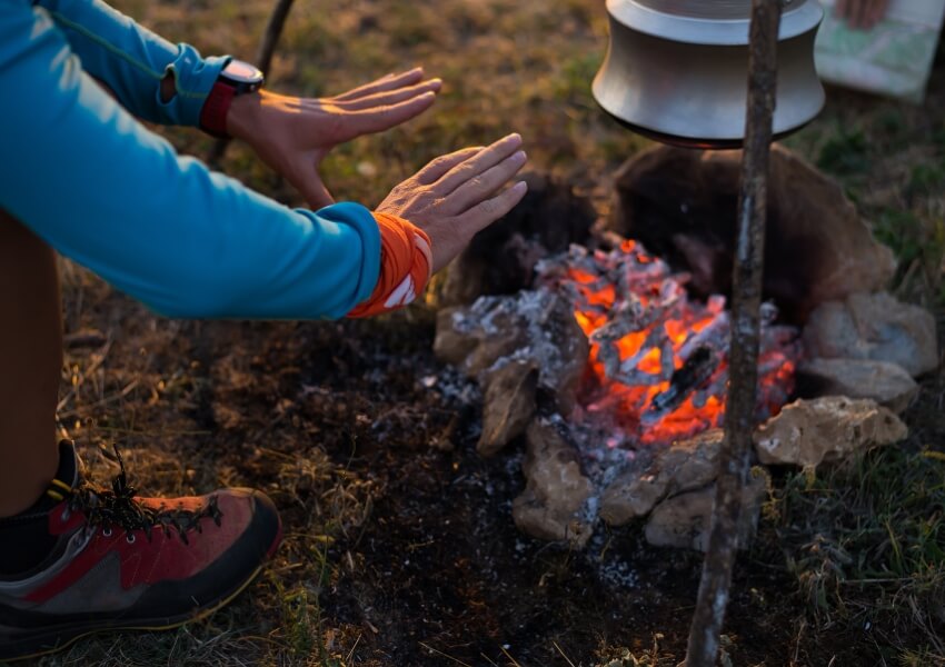 allumer-un-feu-sur-une-base-sablonneuse